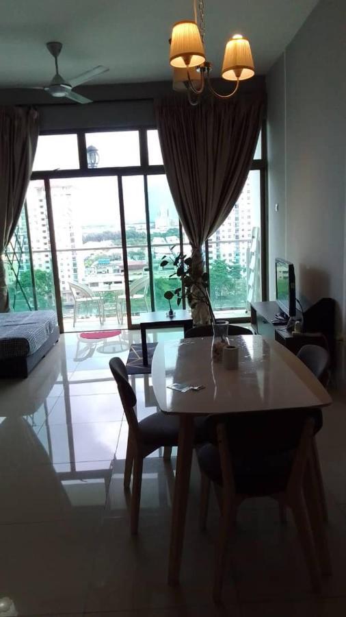 ג'והור בהרו 11-Modern Homestay Palazio Lake View Mount Austin Palazio Near Aeon Themepark Toppen Ikea מראה חיצוני תמונה